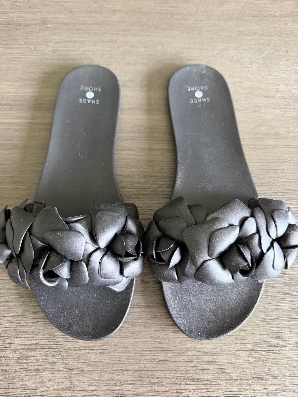 Shade & Shore Black Floral Applique Slide Sandals